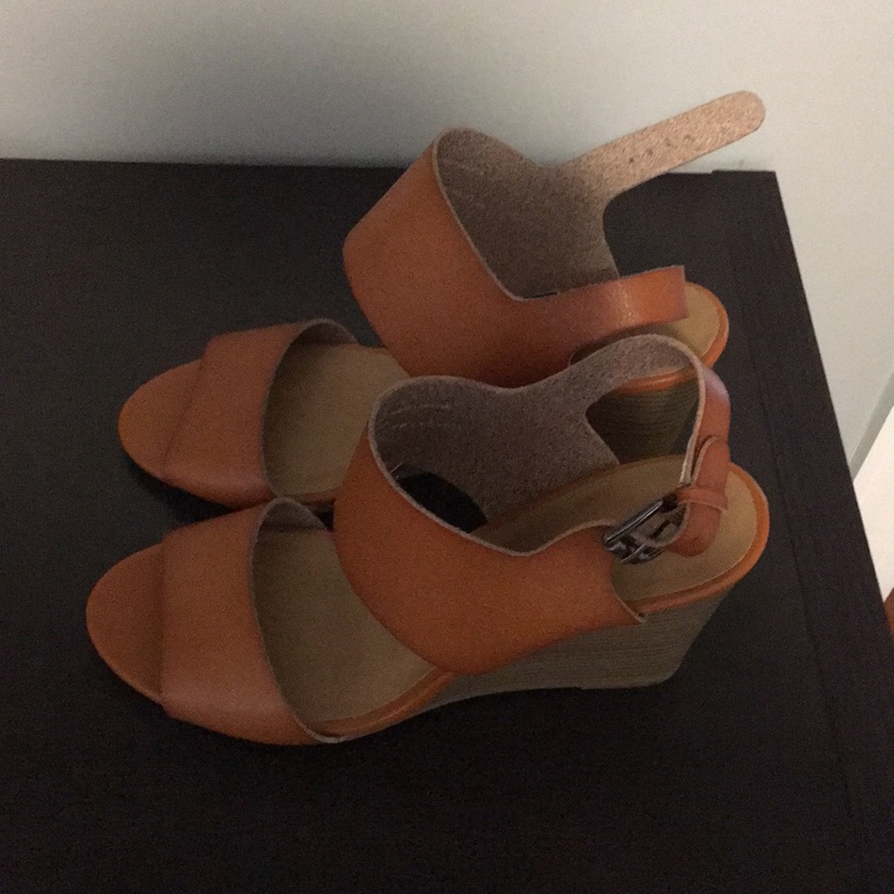 Camel colored old navy sandals ! Size 9 !